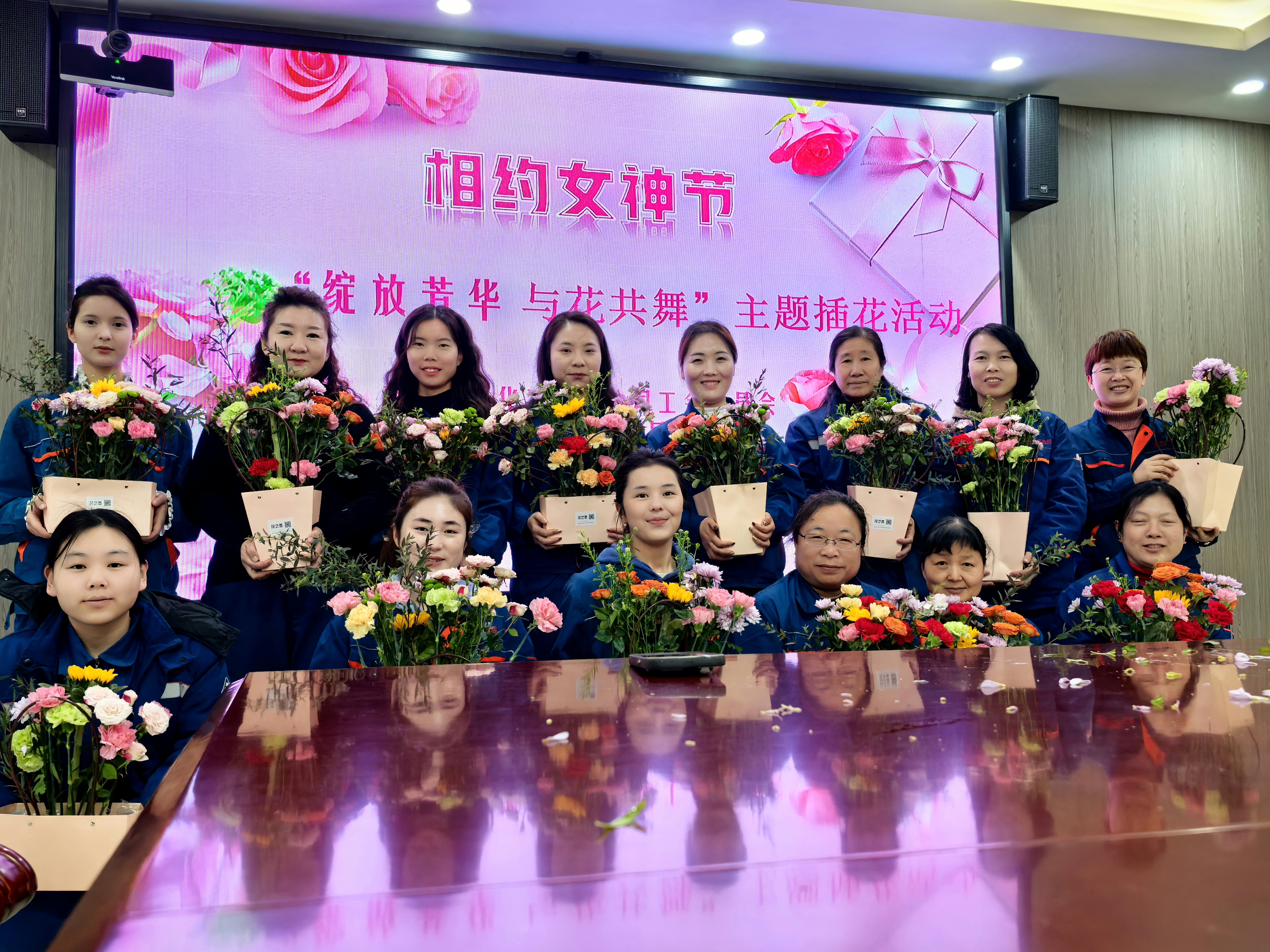 �������ഺ���뻨���衱�����½�������ʱ������չ�����ˡ���Ů�ڲ廨�ֹ������˶�