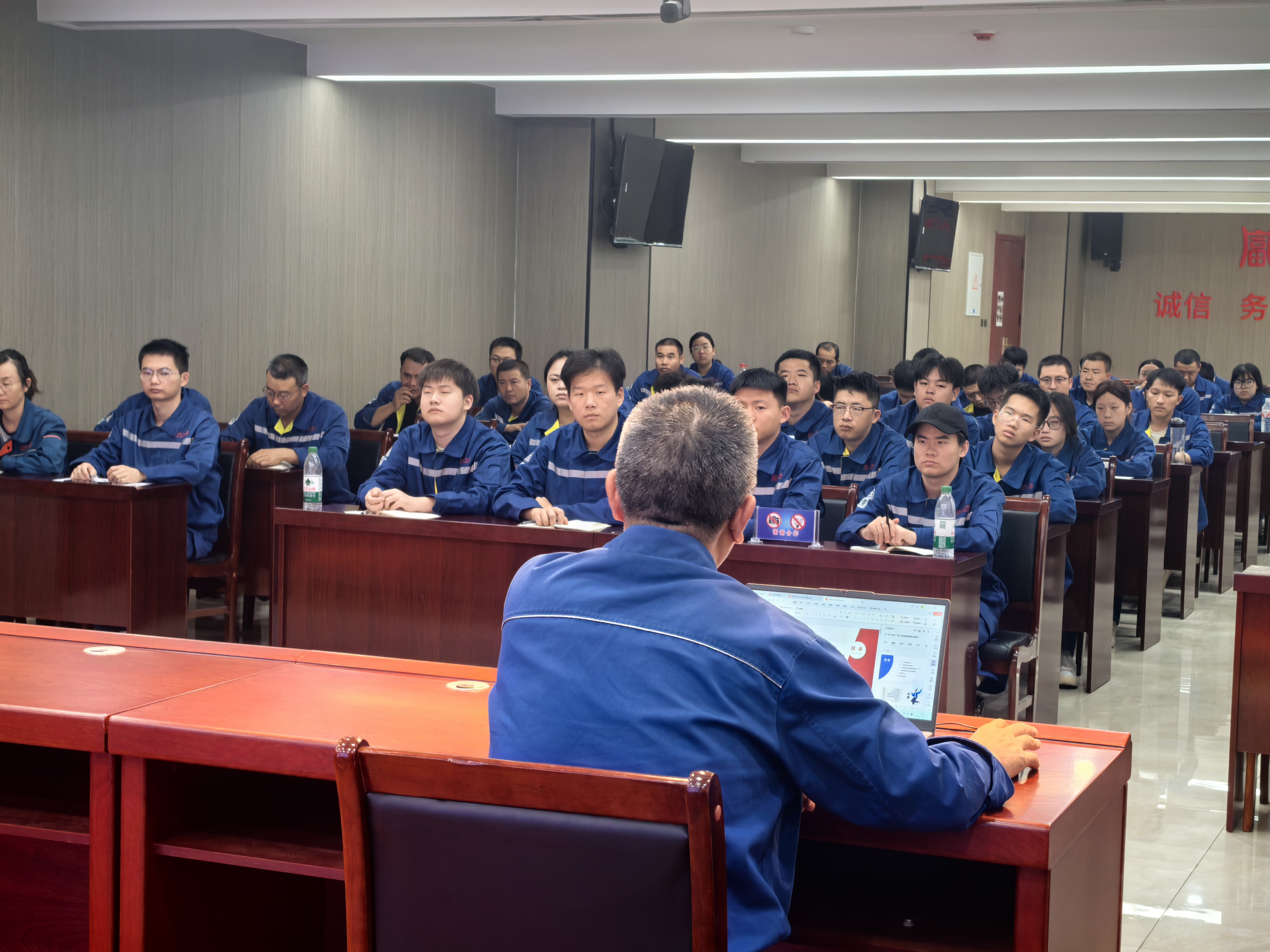 ÇàÀ¶Ïà¼Ì н»ðÏà³Ð ¡ª¡ªÐ½®°Â¸£»
£»¯¹¤ÓÐÏÞ¹«Ë¾¾ÙÐС°Ê¦´øÍ½¡±ÐÒéÇ©ÊðÒÇʽ ÇàÀ¶Ïà¼Ì н»ðÏà³Ð ¡ª¡ªÐ½®°Â¸£»
£»¯¹¤ÓÐÏÞ¹«Ë¾¾ÙÐС°Ê¦´øÍ½¡±ÐÒéÇ©ÊðÒÇʽ